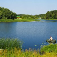 Летний пейзаж с озером и рыбаком. :: Милешкин Владимир Алексеевич Летний пейзаж с озером и рыбаком. :: Милешкин Владимир Алексеевич