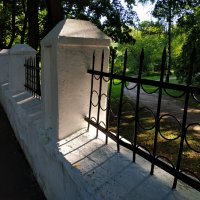 Ограда освещенная солнцем :: Андрей Лукьянов