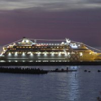 Катер  -На вечернюю прогулку :: Валерий 