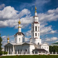 Как будто Ангелы медленно проплывают над старым Храмом... :: Nyusha .