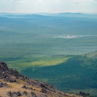 Посёлок Кытлым с вершин Уральских гор :: Владимир Калеев