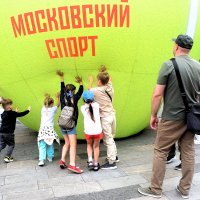 Детвора толкает спорт в массы. :: Татьяна Помогалова