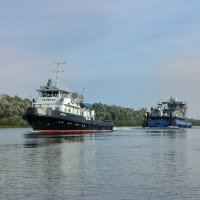 Теплоход "Перекат" тянет земснаряд :: Валерий Судачок