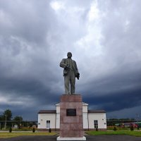 Ленин, тучи, вокзал... :: Ирина Жигунова
