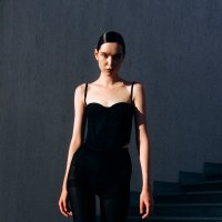 Девушка в черном на фоне бетонной лестницы, на нее падают закатные солнечные лучи :: Lenar Abdrakhmanov