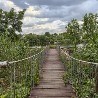 По мосту шаги, Река шепчет о былом, Облака не слышат. :: Валерий Ткаченко