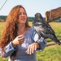 Кари Ликонски и домашний ворон Карстен. :: Виктор Евстратов Кари Ликонски и домашний ворон Карстен. :: Виктор Евстратов