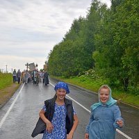 Девчонки...  (крестный ход, прошли уже километров 12ть)) :: Владимир Хиль