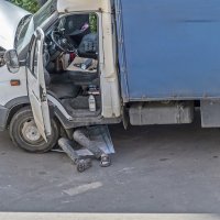 Сколько дней в году водитель лежит под Газелью? :: Валерий Иванович Сколько дней в году водитель лежит под Газелью? :: Валерий Иванович