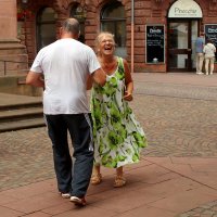 Весёлые танцы :: Юрий. Шмаков