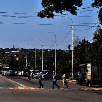 Возле торгового центра :: Юрий Гайворонскiий