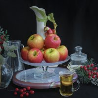 Яблоки и попугайчик. :: Serj Korinkevich