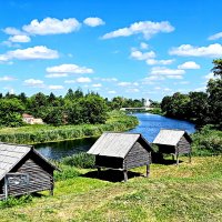 Суздаль. Амбары на сваях. Река Каменка. Космодамианская церковь. :: Михаил Свиденцов