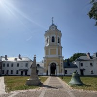 Надвратная колокольня и Святые врата внутри каре Коневского монастыря :: Наталия Павлова