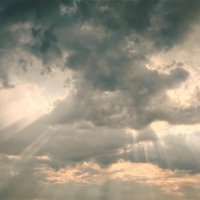 Солнце сквозь облака :: Николай Холопов