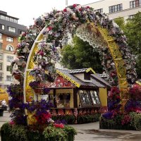 Цветочная арка у метро! :: Нина Андронова