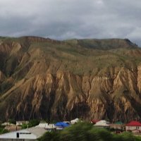 Жизнь у подножья гор :: Лидия Бусурина