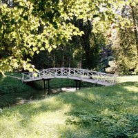 Мостик над прудом в парке с. Михайловского :: Олег Зоркий