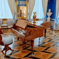 Екатерининский корпус, Петергоф :: Любовь Сахарова