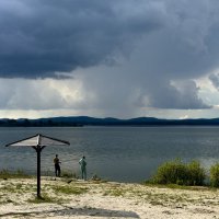 Перед бурей: озеро и рыбаки :: Сергей Адигамов Перед бурей: озеро и рыбаки :: Сергей Адигамов