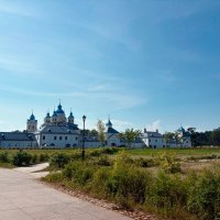Голубые купола собора Рождества Богородицы, белоснежные стены монастырского каре... :: Наталия Павлова