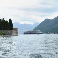 Заход круизника в бухту :: Марина Виноградова