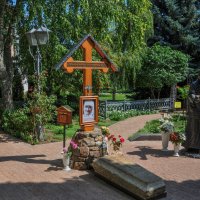 Могила блаженной Феоктисты (у могилы ящик для письменных просьб, обращённых к блаженной) :: Татьяна Машошина Могила блаженной Феоктисты (у могилы ящик для письменных просьб, обращённых к блаженной) :: Татьяна Машошина