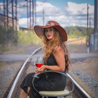 Красивая девушка на барном стуле на железнодорожных путях. :: Владимир Крышковец