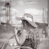 Красивая девушка на барном стуле на железнодорожных путях :: Владимир Крышковец Красивая девушка на барном стуле на железнодорожных путях :: Владимир Крышковец