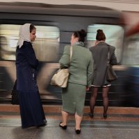 Не хватает модели в платье «чуть выше колена»... :: Михаил Андреев