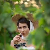 Мария в окружении виноградной листвы :: Viktoria Anufrieva