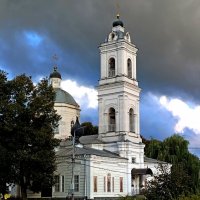Скоро дождь. Храм Святых апостолов Петра и Павла в Тарусе. :: Владимир Волик