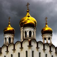 Купола в грозовых тучах :: Александр Чашин