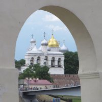 Вид через Аркаду Гостиного двора на Новгородский кремль :: Александр Ильчевский 