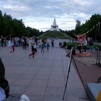 Музыка на фоне Кургана при вечернем свете :: Евгений 