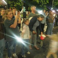 Слушатели  провожают при вечернем свете огнём своих смартфонов музыкантов муз :: Евгений 