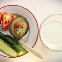 Натюрморт с авокадо и вилкой :: Александр Чашин