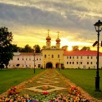 Летний вечер в монастыре :: Сергей Кочнев