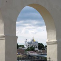 Вид через Аркаду Гостиного двора на Новгородский кремль :: Александр Ильчевский 