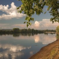 Плывут отражения облаков в реке :: Владимир Кириченко
