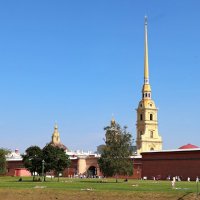 Петропавловские собор и крепость со стороны Кронверкского моста :: Любовь Сахарова