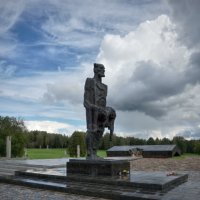 Скульптура Непокорённый человек в Хатыни :: Andrey Lomakin