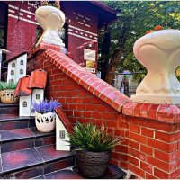 На ступеньках Краеведческого музея. :: Валерия Комова