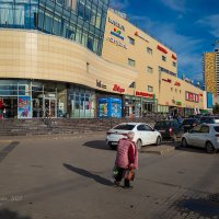 По улице :: Александр Синдерёв