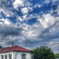 Облака над старым домом :: Оксана Н.