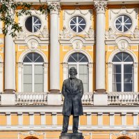 Памятник К.Д. Ушинскому перед главным корпусом Педагогического института им. Герцена :: Татьяна Машошина Памятник К.Д. Ушинскому перед главным корпусом Педагогического института им. Герцена :: Татьяна Машошина