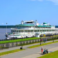 Чебоксары. Пассажирский теплоход "Иван Кулибин" у причала речного вокзала. :: Пётр Чернега Чебоксары. Пассажирский теплоход "Иван Кулибин" у причала речного вокзала. :: Пётр Чернега