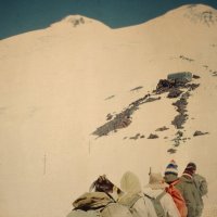 Группа туристов направляется к "Приюту 11" :: Gen Vel