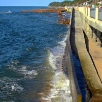 Вместо пляжа - Стена! :: Сергей Карачин