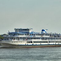 Круизный теплоход на Волге :: Алексей Р.